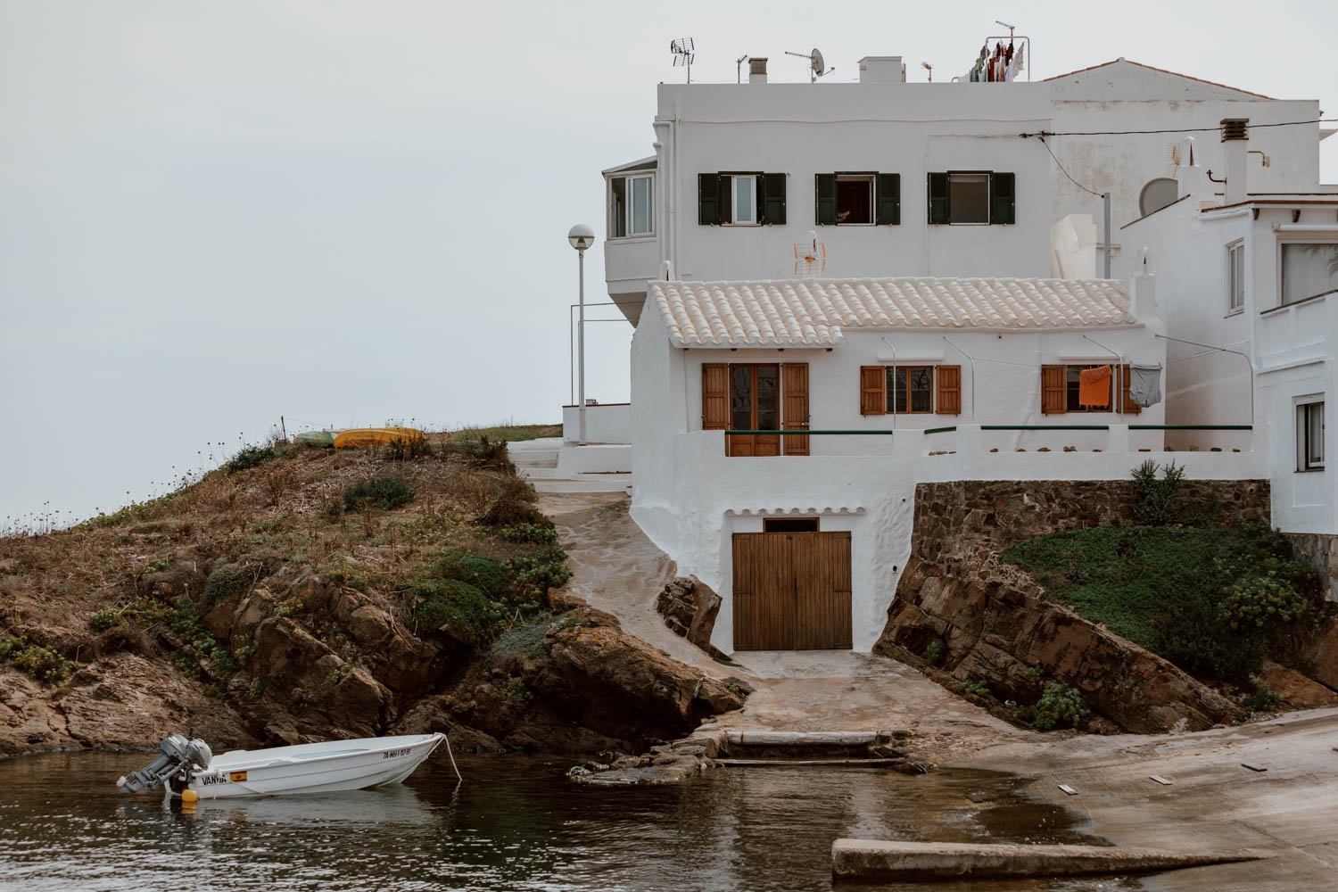 white-washed-building-es-grau